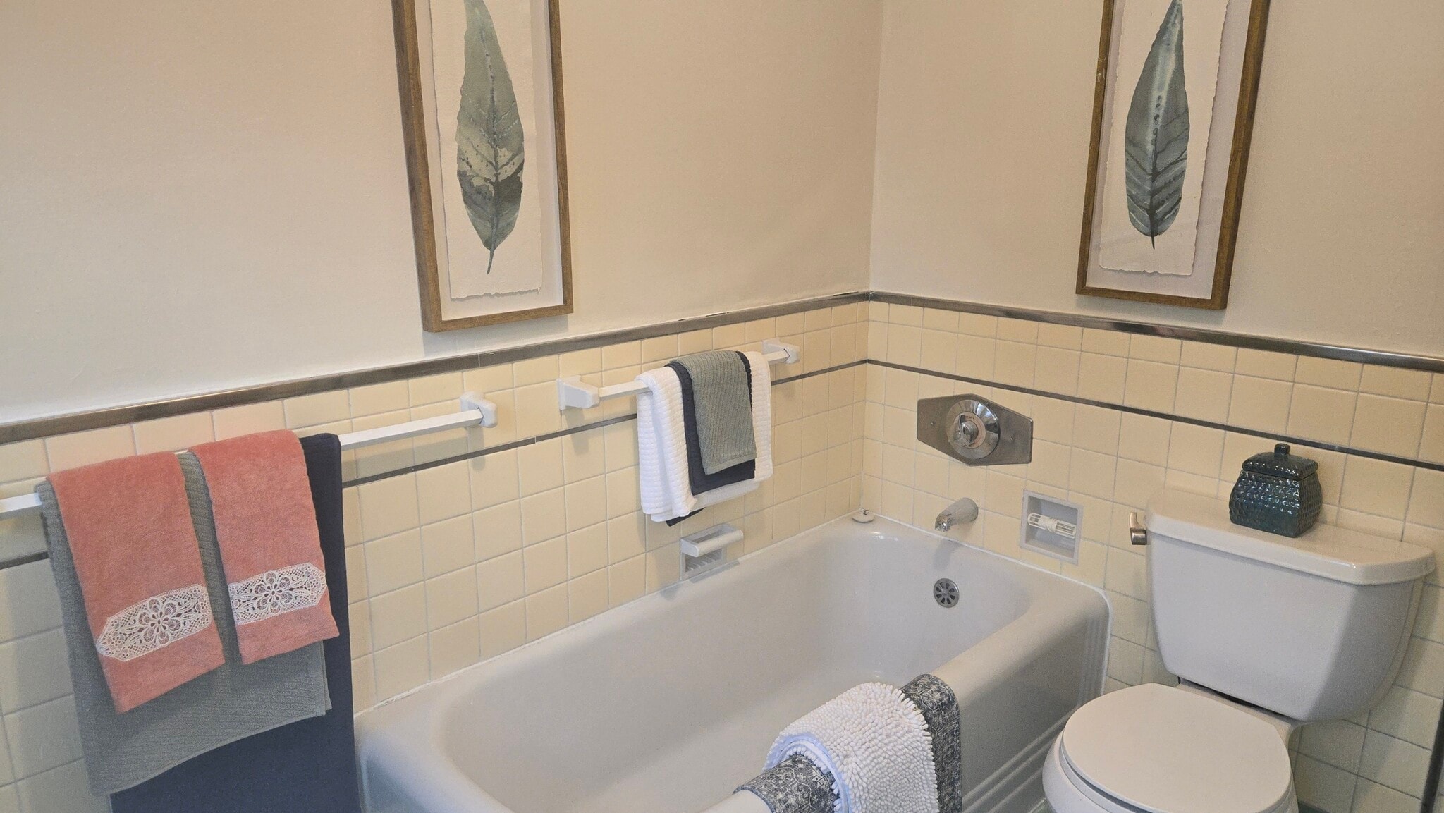 bathroom tub - 4130 Creed Ave