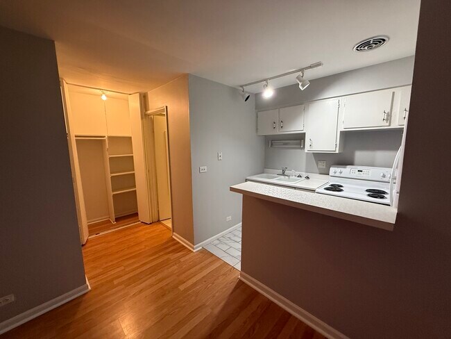 Building Photo - 744 W Gordon Terrace
