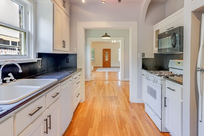 Building Photo - Cultural District Rental