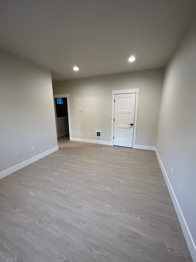 Building Photo - 10109 Alaska St S