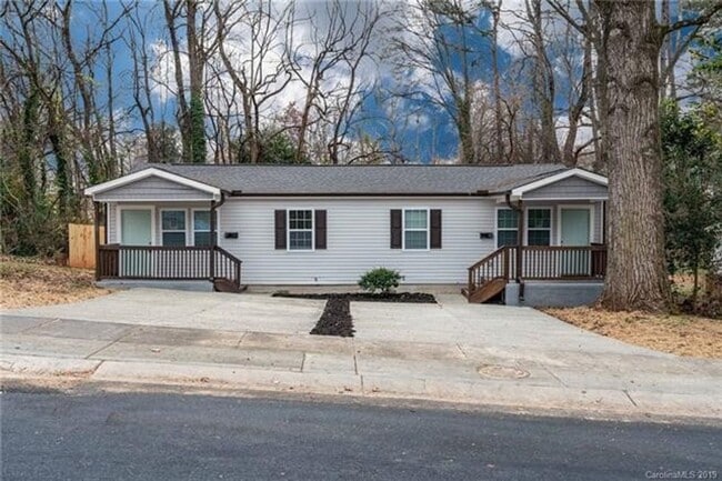 Building Photo - Two Bedroom Duplex Great Features and Comf...