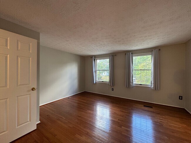 Building Photo - Charming 2 Bed 2 Bath Home Within Convenient Newington Commons Community