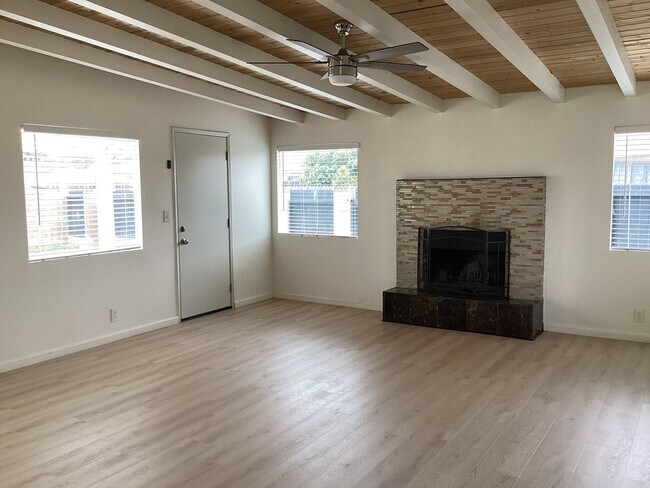 Building Photo - Single Story Updated Pet Friendly Home