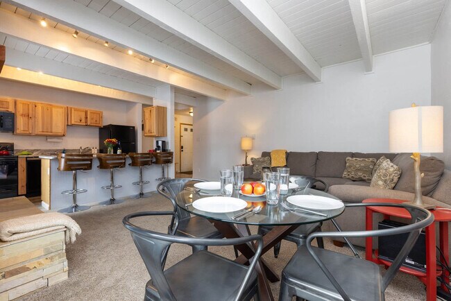 Building Photo - 465-464 4 O'Clock Rd