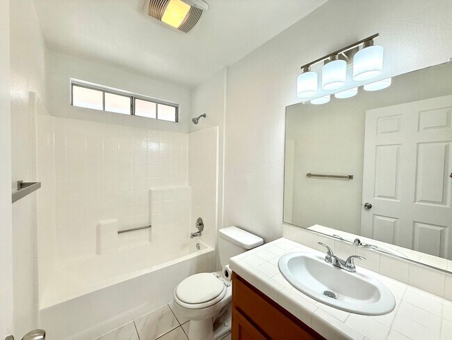 Building Photo - Cozy Renovated Townhome in Gardena!