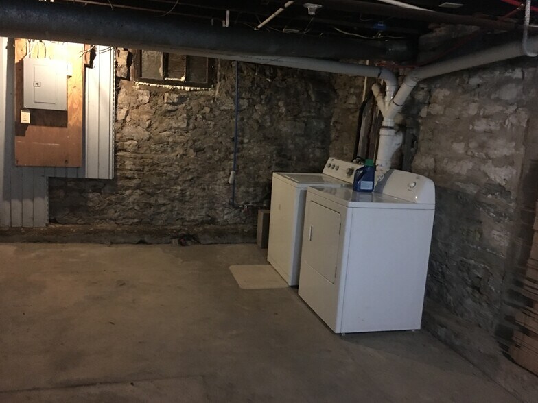 Building Photo - 646 Oak St