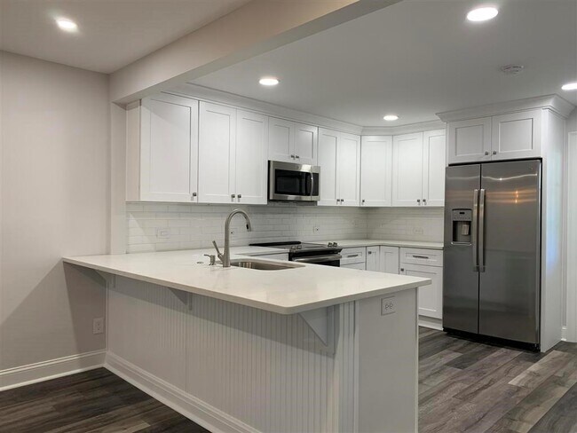 Building Photo - 604 Serramonte Dr