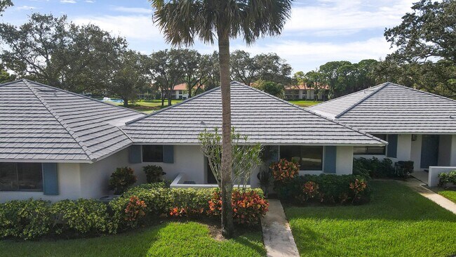 Building Photo - 820 Club Dr