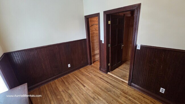 Building Photo - 3 bed - 1 bath One block from Grand Ave in...