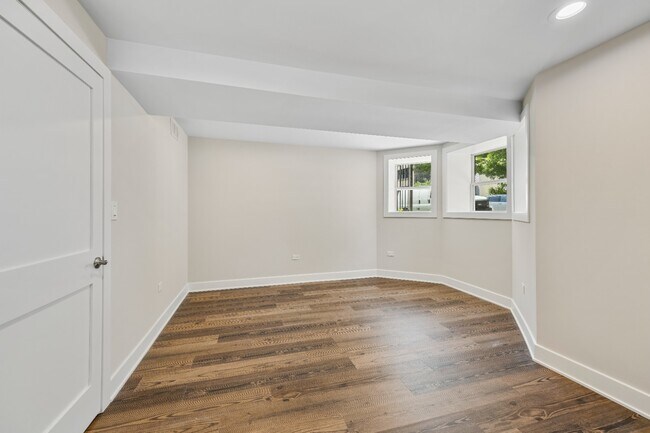 Building Photo - Garden unit: Renovated 3 bed in Logan Square - Now Leasing!