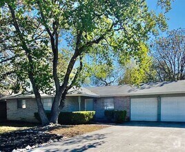 Building Photo - Beautiful 1 story - Great Central Location