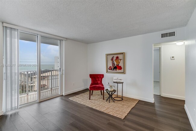 Building Photo - 1801 S Treasure Dr