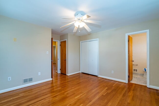 Building Photo - Gorgeous 4 Bed 3 Bath Brick Home In Serene Hollindale