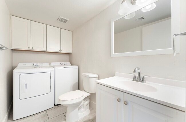 Building Photo - 200 Bel Port Dr