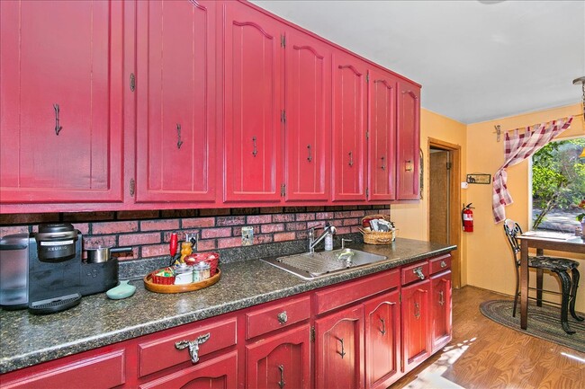 Building Photo - 420 Sheridan Dr