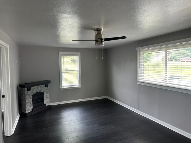 Building Photo - Nice 2 Bedroom 1 Bath Apartment above a salon. 1 Level
