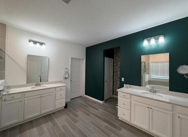 Building Photo - Highland Chase 3-Car Garage