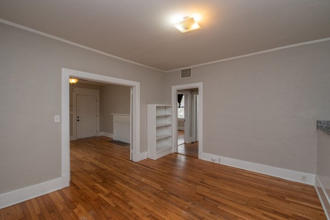 Building Photo - Spacious 2 Bedroom Cottage w/ Granite & Ha...