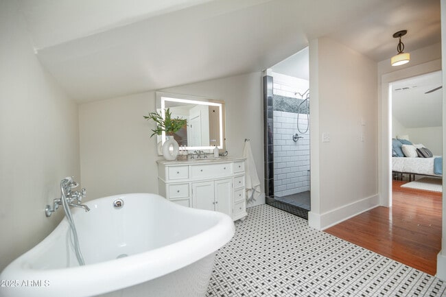 Building Photo - 69 W Lynwood St