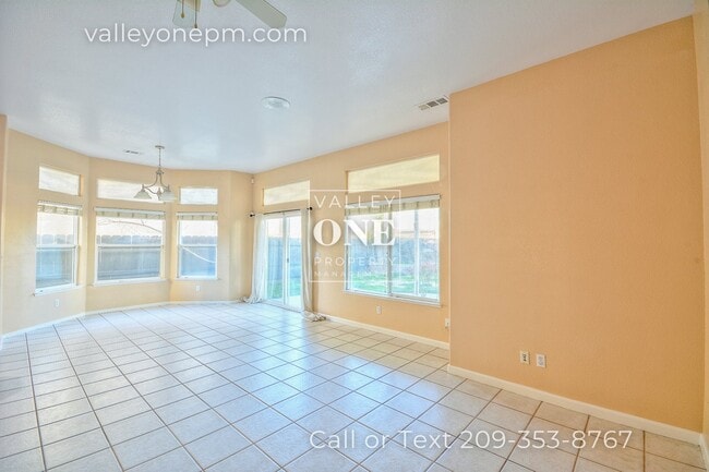 Building Photo - Charming 4 bedroom, 2 bath single story ho...