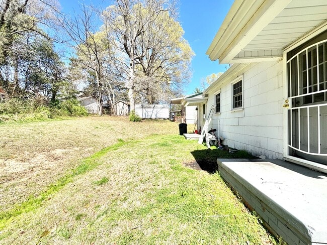 Building Photo - 1006 East Side Dr