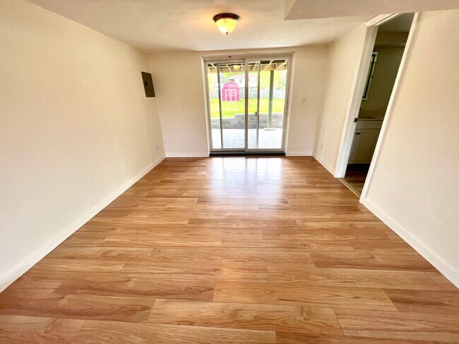 Building Photo - Absolutely Stunning Home! - 3 Bedroom 2 Fu...