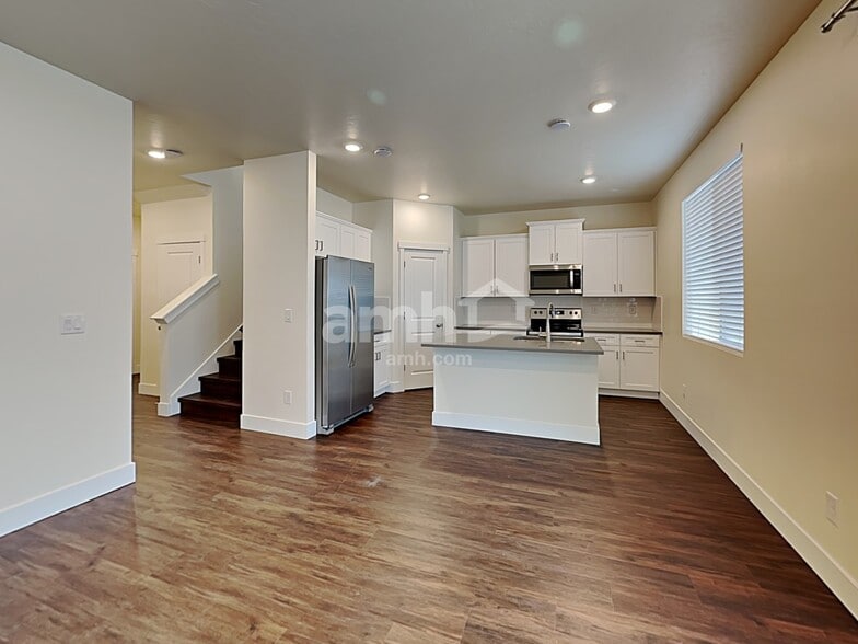 Building Photo - 701 S Rocker Ave