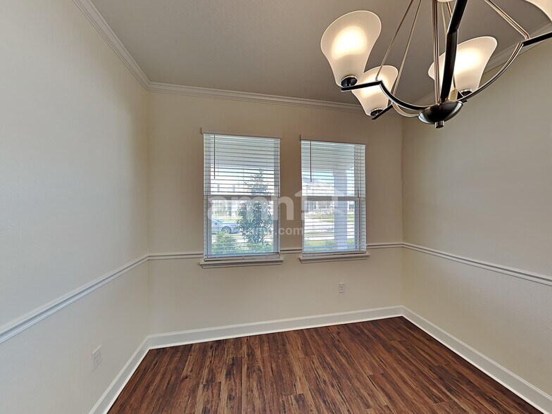 Building Photo - 527 Pine Terrace Dr