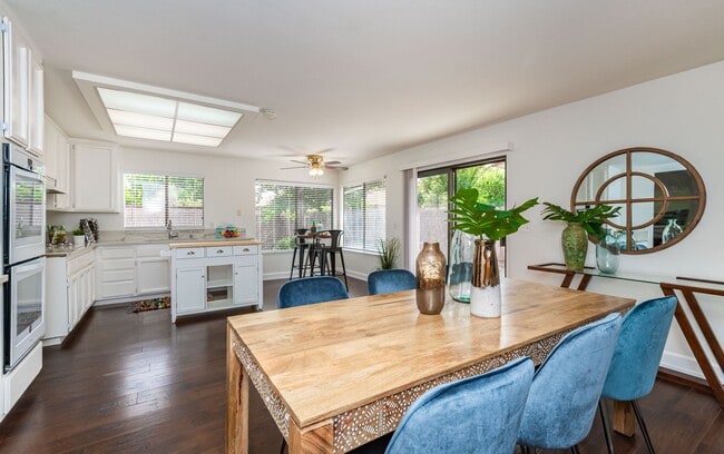 Building Photo - Pocket 3 Bedroom plus Den 2 Bath Home