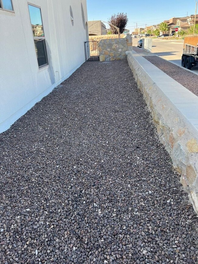 Building Photo - Beautiful East side House in Ventanas Subdivision