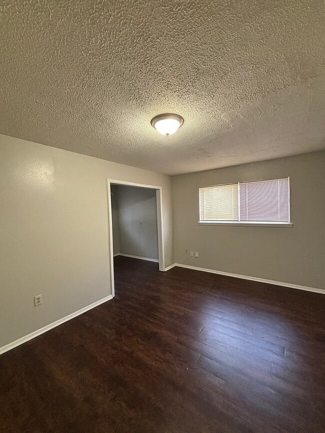 Building Photo - 1220 Twin Lakes Dr