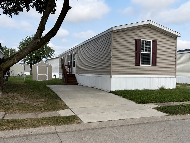 Building Photo - 15882 Villaire Ave