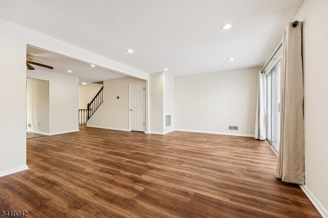 Building Photo - 1075 Ash Dr