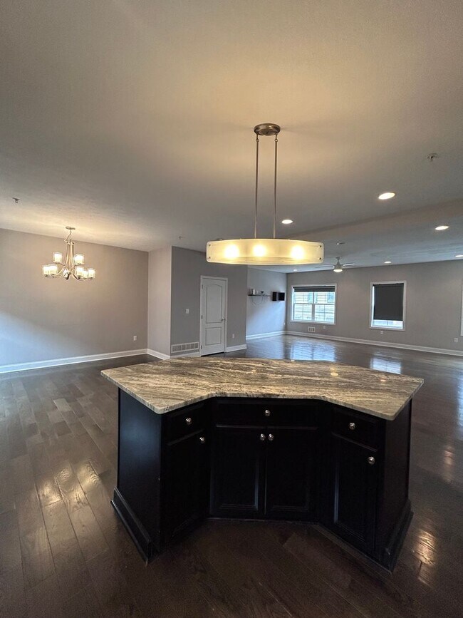 Building Photo - Modern 3-Level North Side Townhome with Garage