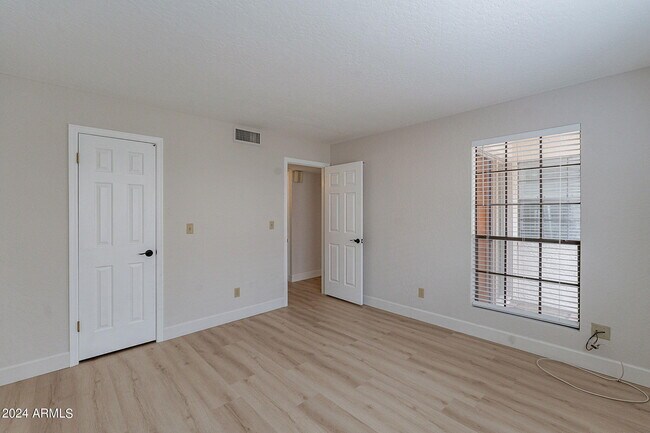 Building Photo - 7800 E Lincoln Dr