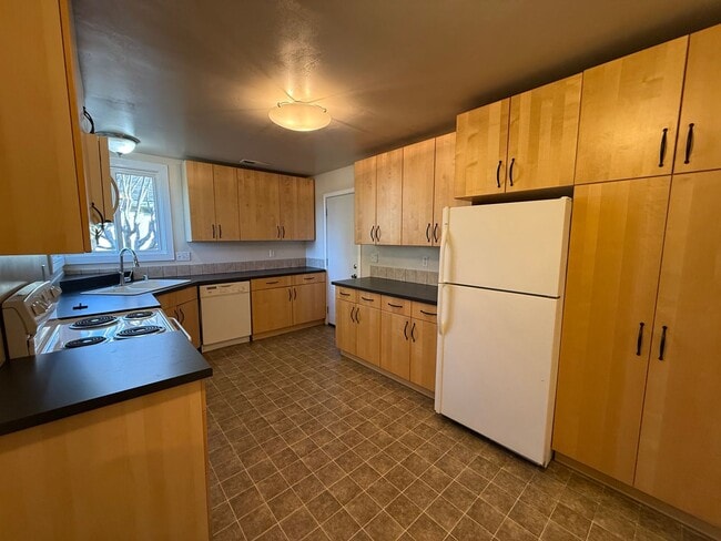 Building Photo - Spacious 2 bed 1 bath available now!