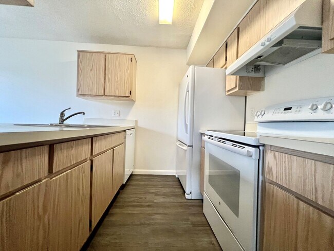 Building Photo - Cedarbend 5274-3