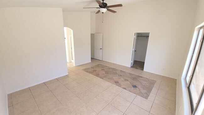 Building Photo - 845 W Vaughn Ave