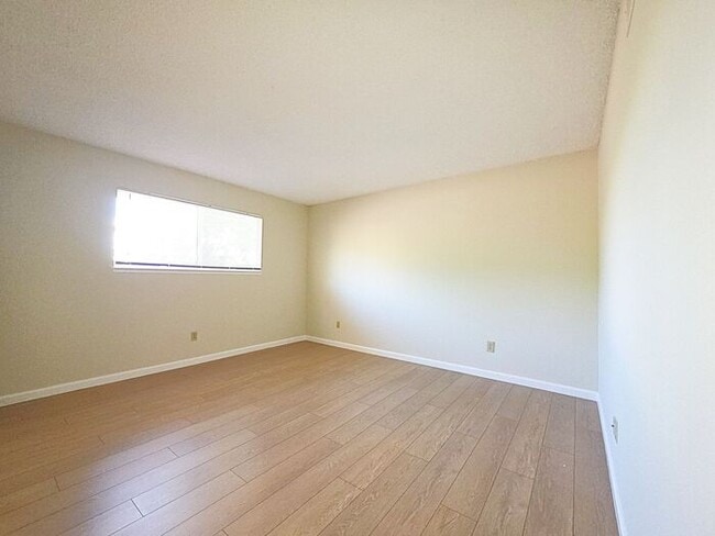 Building Photo - Beautiful, Very Large 2 Bedroom with Garage, Fireplace, Balcony & A/C Near Washoe Golf Course