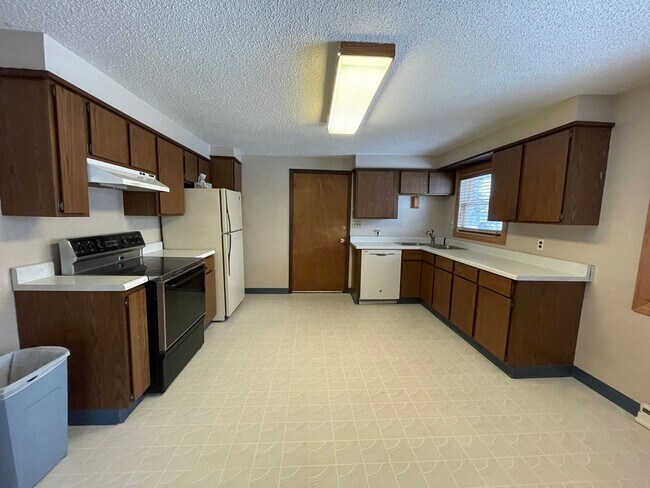 Building Photo - 2 Bedroom House