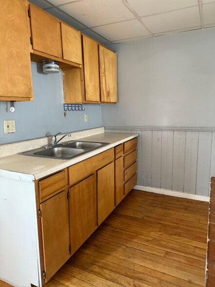 Building Photo - 454 Colchester Ave
