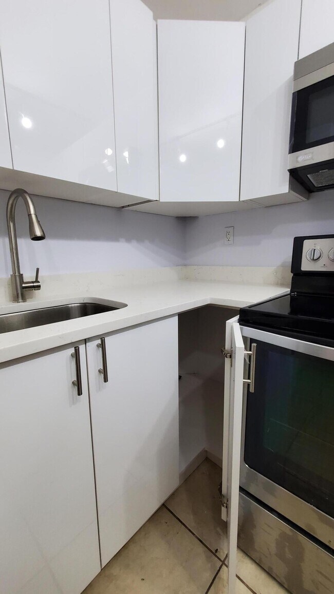 Building Photo - 721 N Pine Island Rd