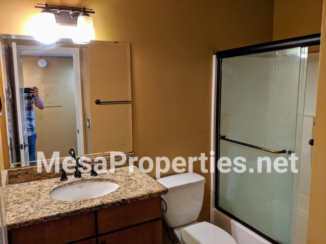 Building Photo - Very Nice 2 Bed 2 Bath Apartment in Ontario