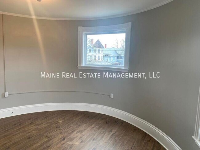 Building Photo - 372 Hammond St