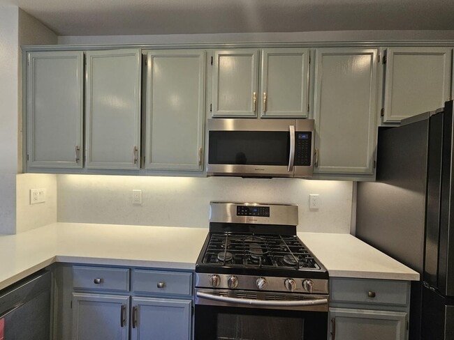 Building Photo - Modern 3BD/3BA Townhouse in Prime Union Ci...