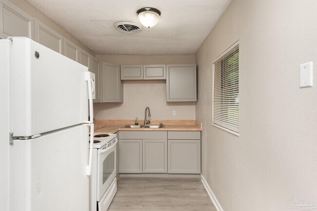 Building Photo - 6404 Dunbar Rd