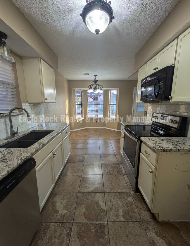 Building Photo - Tulsa House for Rent (3beds/2baths)