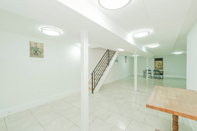 Building Photo - 479 Putnam Ave