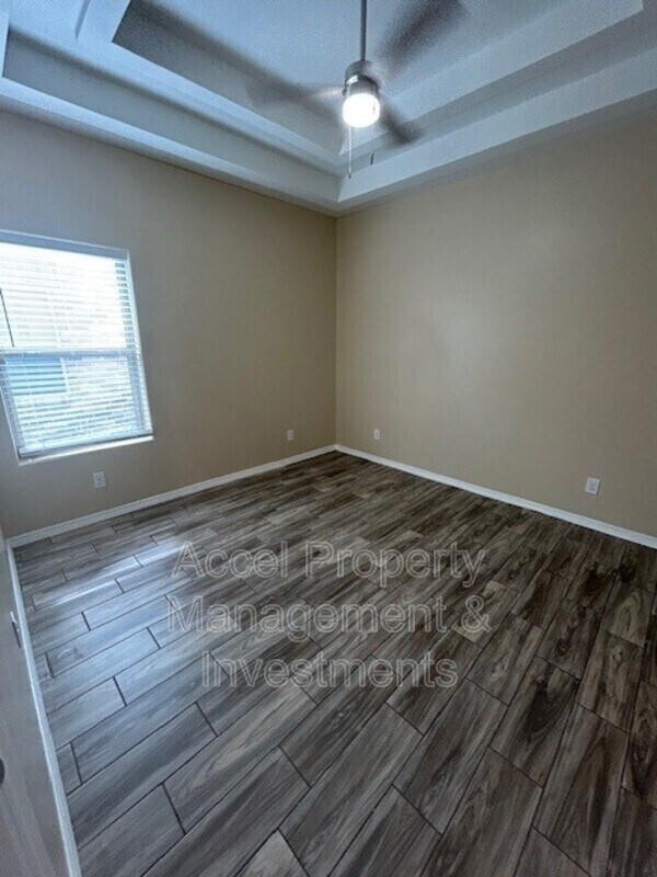 Building Photo - 1008 W La Pointe Ave