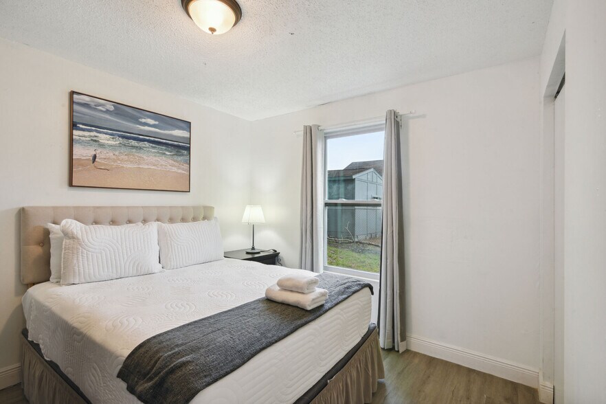 Building Photo - 1024 Manor Dr